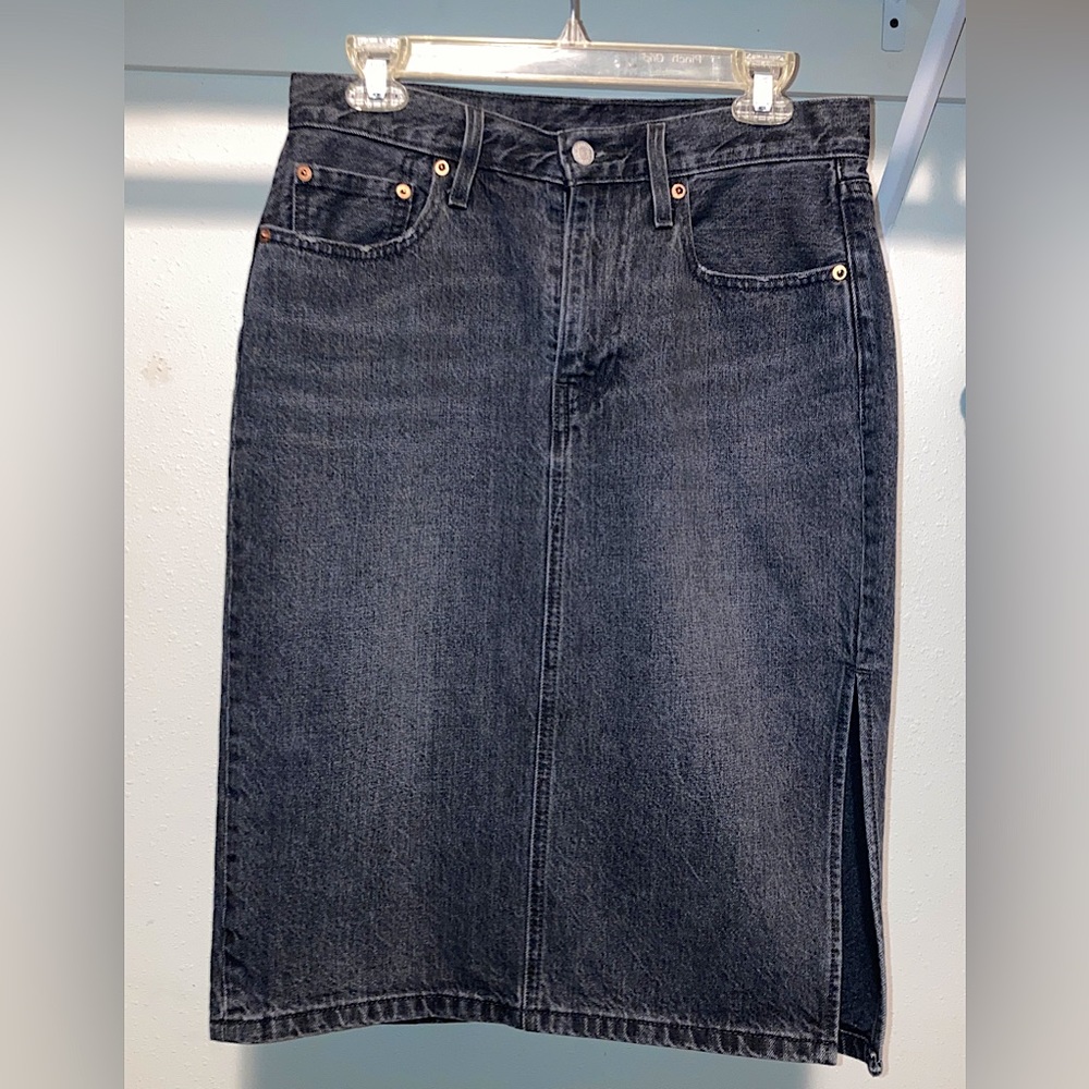 Levi’s High-Rise Charcoal denim midi skirt size 29